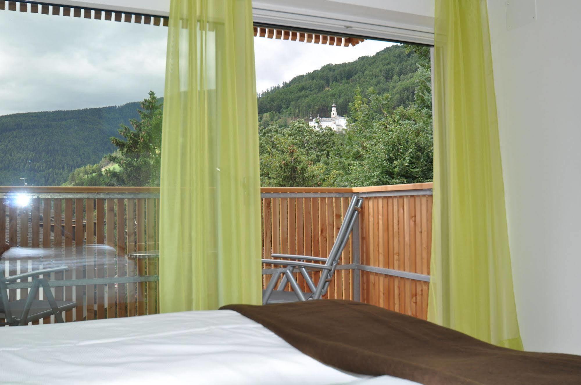 Lapis Monti - Apartments & Suites Burgusio Eksteriør billede
